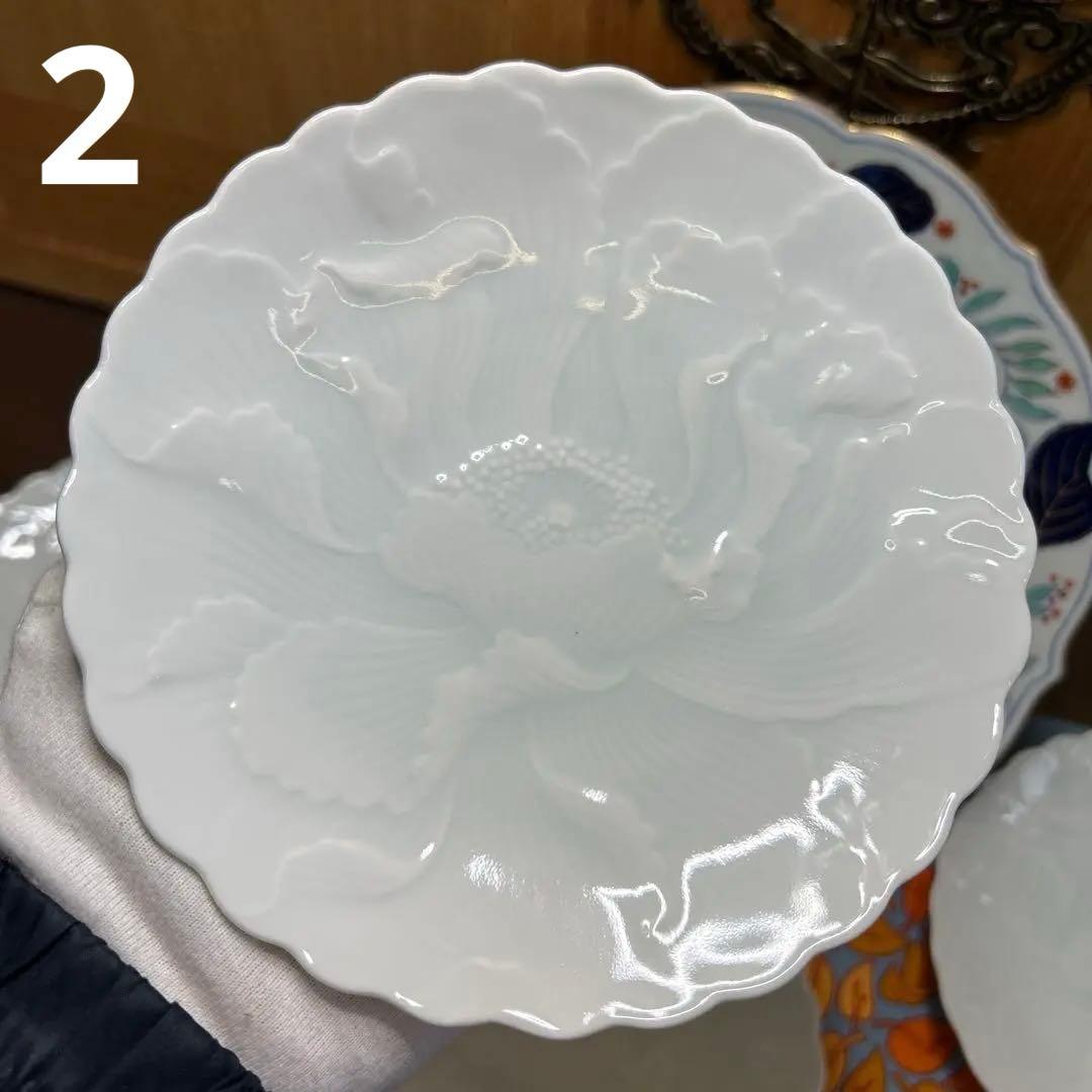 其泉　金彩色絵菊花唐草紋菓子鉢と青白磁牡丹彫銘々皿５枚揃　まとめ売り　美品