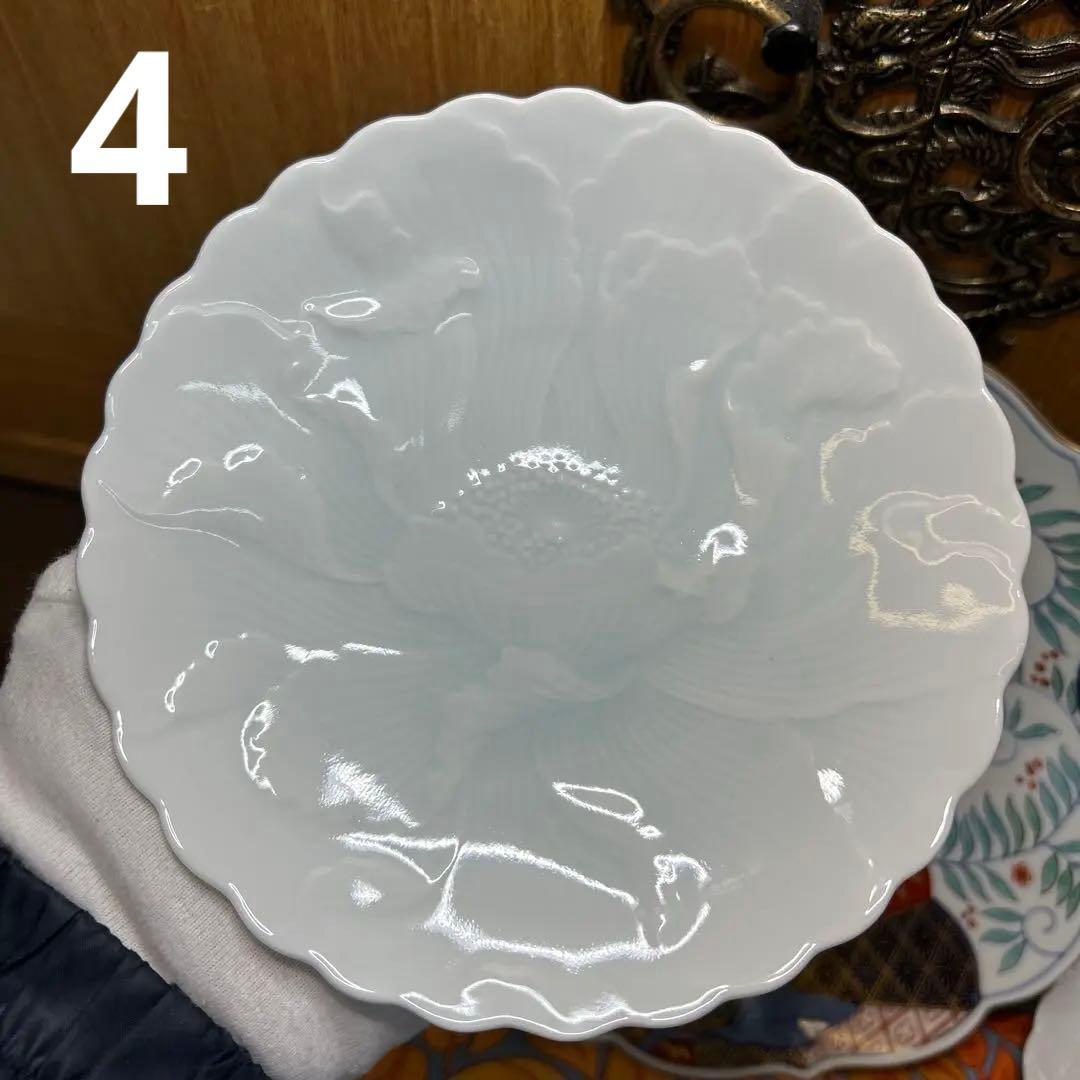 其泉　金彩色絵菊花唐草紋菓子鉢と青白磁牡丹彫銘々皿５枚揃　まとめ売り　美品