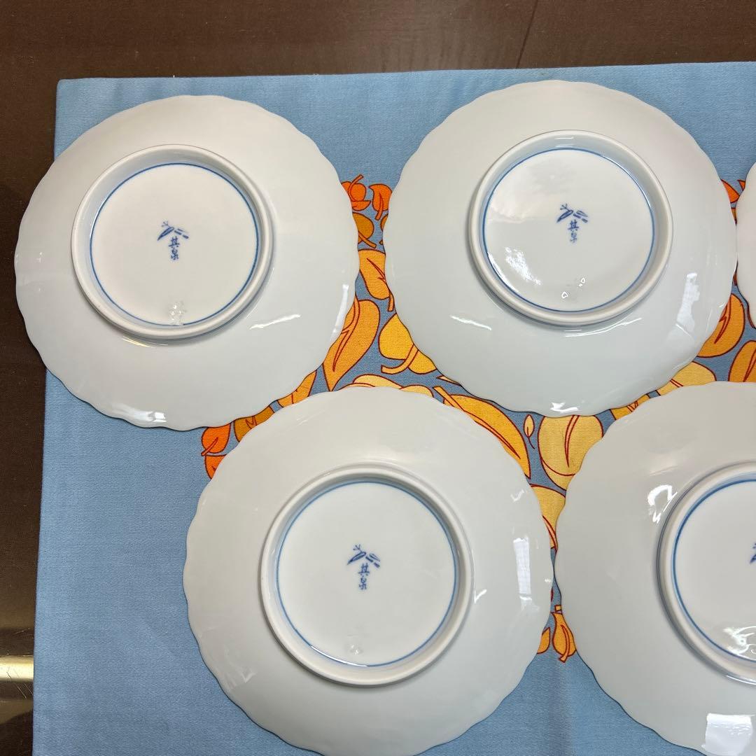 其泉　金彩色絵菊花唐草紋菓子鉢と青白磁牡丹彫銘々皿５枚揃　まとめ売り　美品