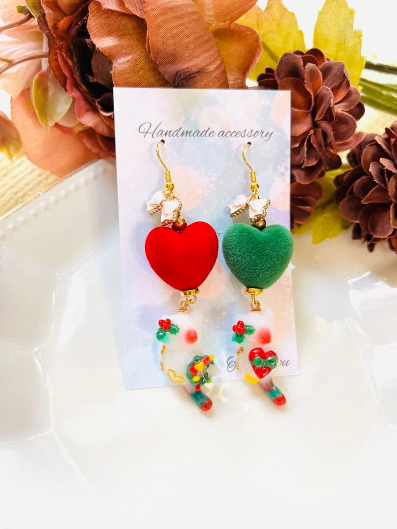 NO.159 ピアス　イヤリング　チャーム　じゃれ猫　レジン　クリスマス