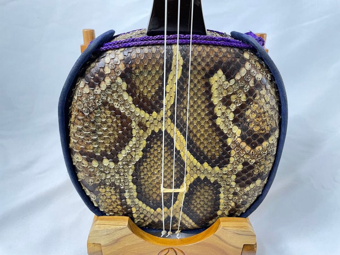 沖縄三線 黒檀/黒木棹 江戸与那城 本蛇皮1枚張り 高級モデル