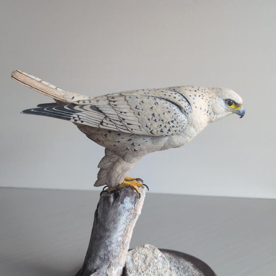 猛禽類の彫刻　　シロハヤブサ 　　バードカービング　木彫りの野鳥　野鳥彫刻