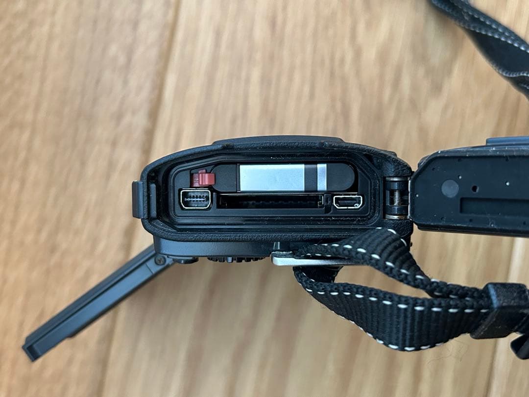 【ジャンク品】Olympus Stylus TG-860 本体 充電器付き