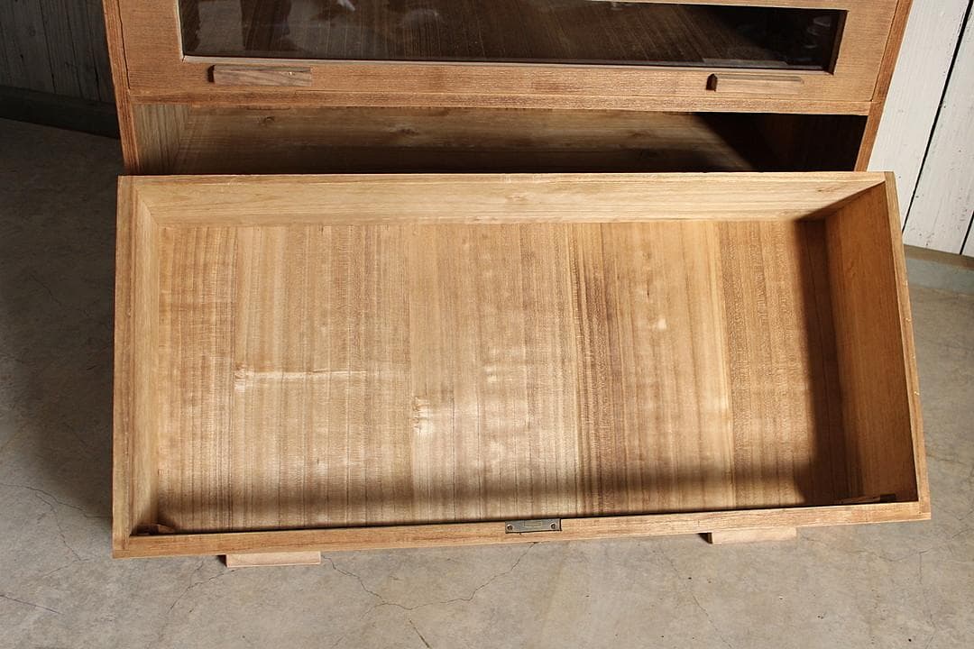 さお　　味のある前面ガラスの引き出し3段