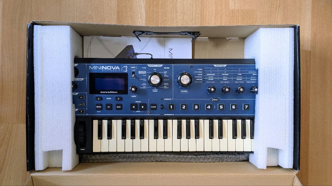 novation mininova シンセサイザー