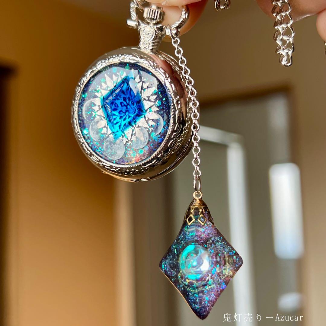 月の光を集める 懐中時計 宇宙レジン 蓄光　水色菱形 月モチーフ ハンドメイド