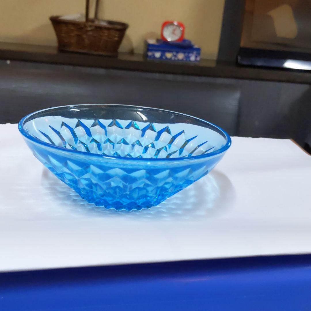 ビンテージで小皿、かき氷など、とてもブルー