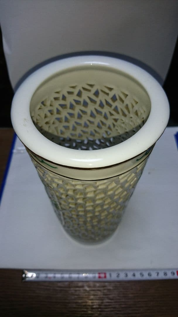 飾り・置物・筆立て・小物入れ【磁器=透かし彫り】