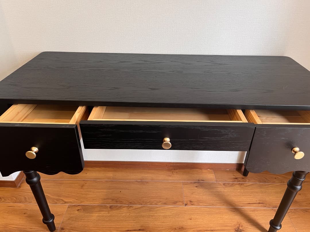 黒の木製テーブル　引出し３つ