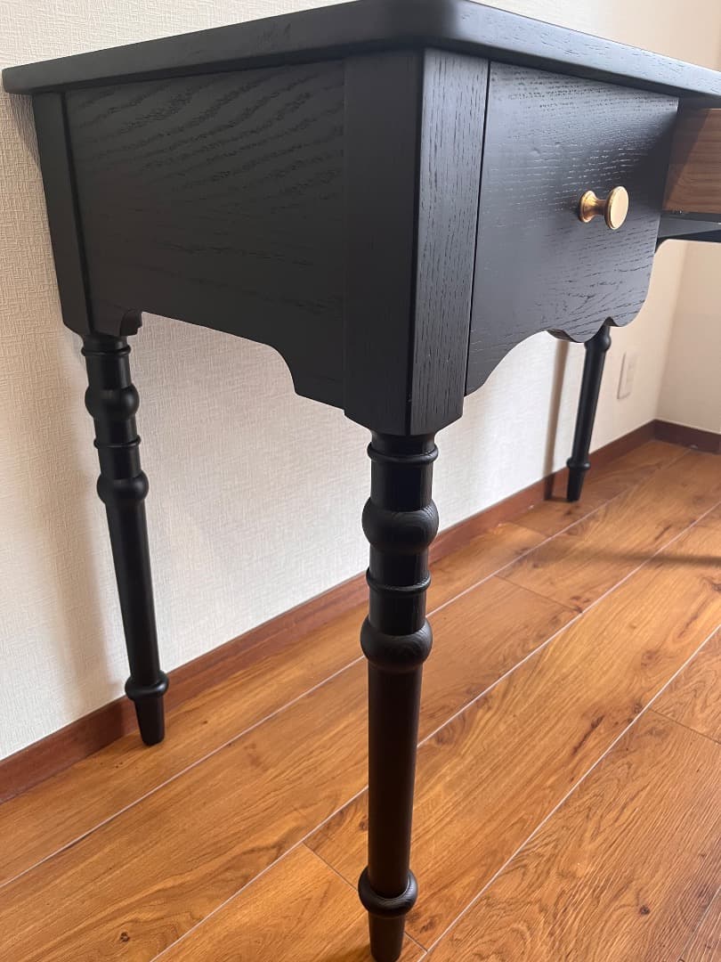 黒の木製テーブル　引出し３つ