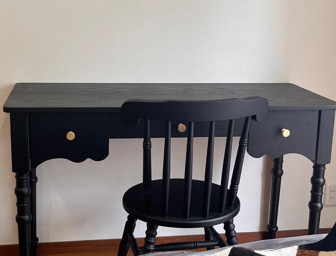 黒の木製テーブル　引出し３つ