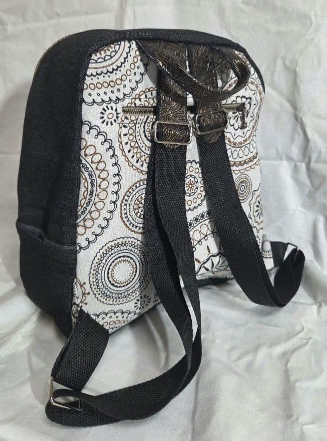 【ハンドメイド】こだわり設計の軽量リュック／手縫い仕上げ／個性派デザイン