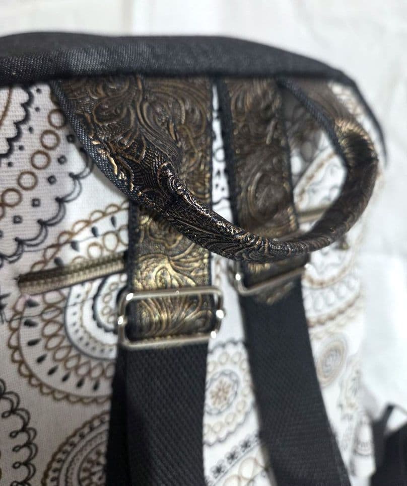 【ハンドメイド】こだわり設計の軽量リュック／手縫い仕上げ／個性派デザイン