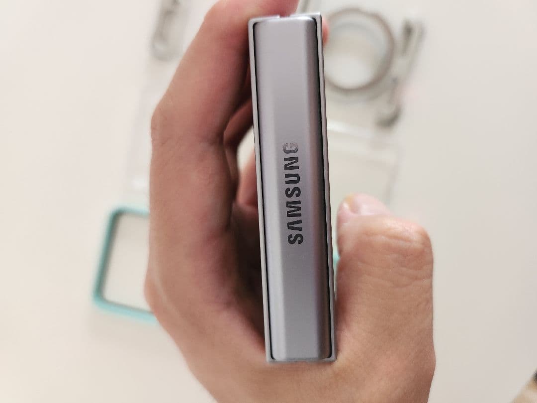 Samsung Galaxy Z Flip6 本体 シルバー 512GB[美品]