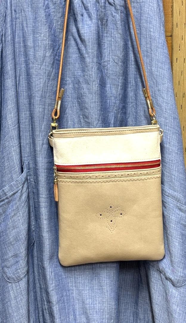 本革×帆布 サコッシュ オフホワイト 蜂柄 金具色ゴールド ショルダーバッグ