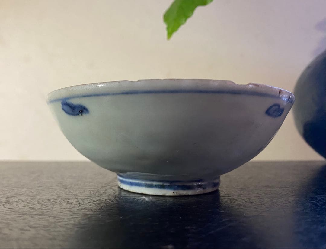 アンティーク・汕頭(スワトウ)・染付宝瓶文•小皿・唐木鑑賞スタンド付・２点セット