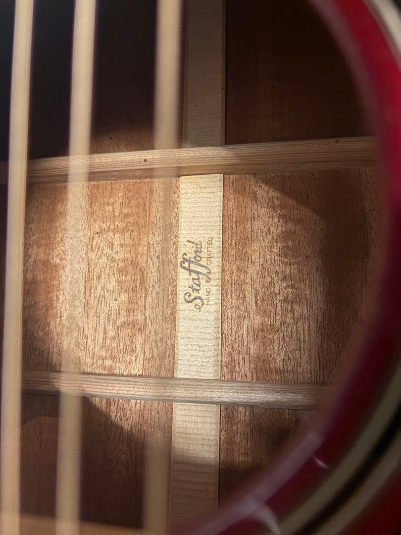 Stafford SAD1000アコースティックギター レッド ハードケース付き