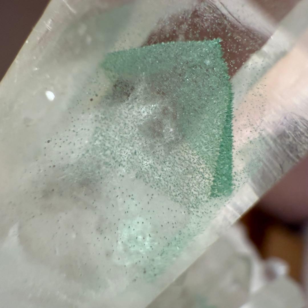 エメラルドグリーンファントム クラスター　ダブルファントム　60.7g 原石②