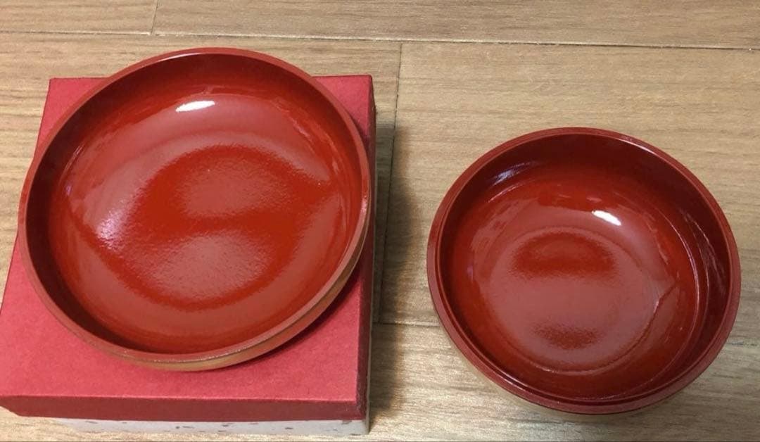 漆塗りの菓子器　 金箔 蝶々柄