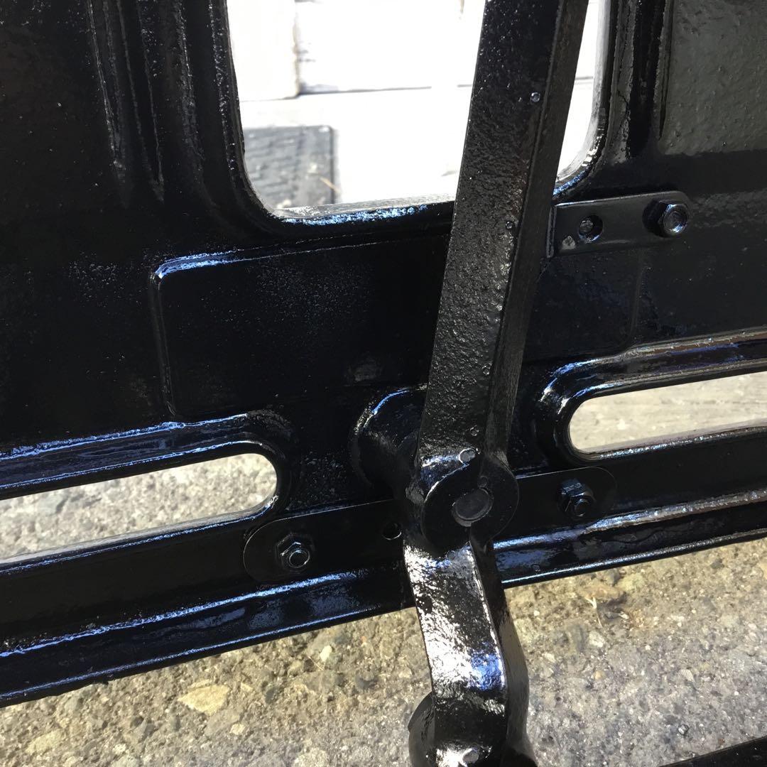 SINGER職業用足踏みミシン鉄脚　大型　 テーブルに！