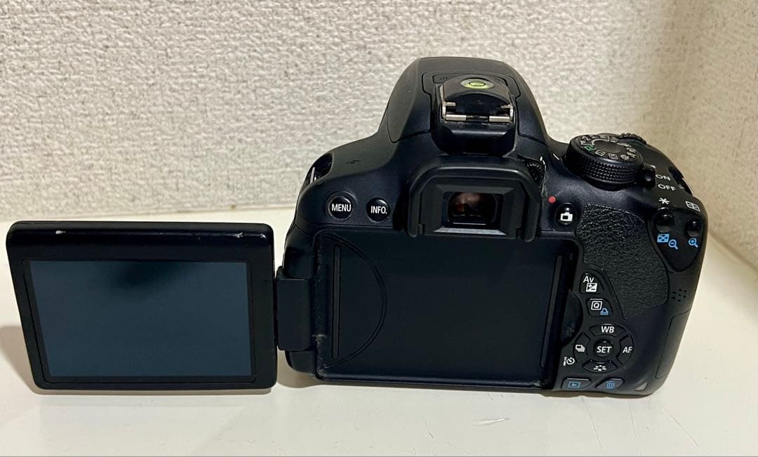【即発送！】Canon EOS Kiss X7i デジタル一眼レフカメラ