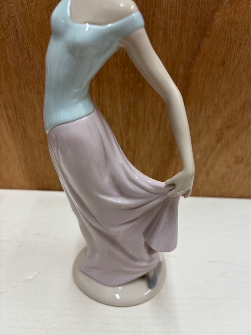 リヤドロ ( ナオ ) 踊る少女 フィギュア