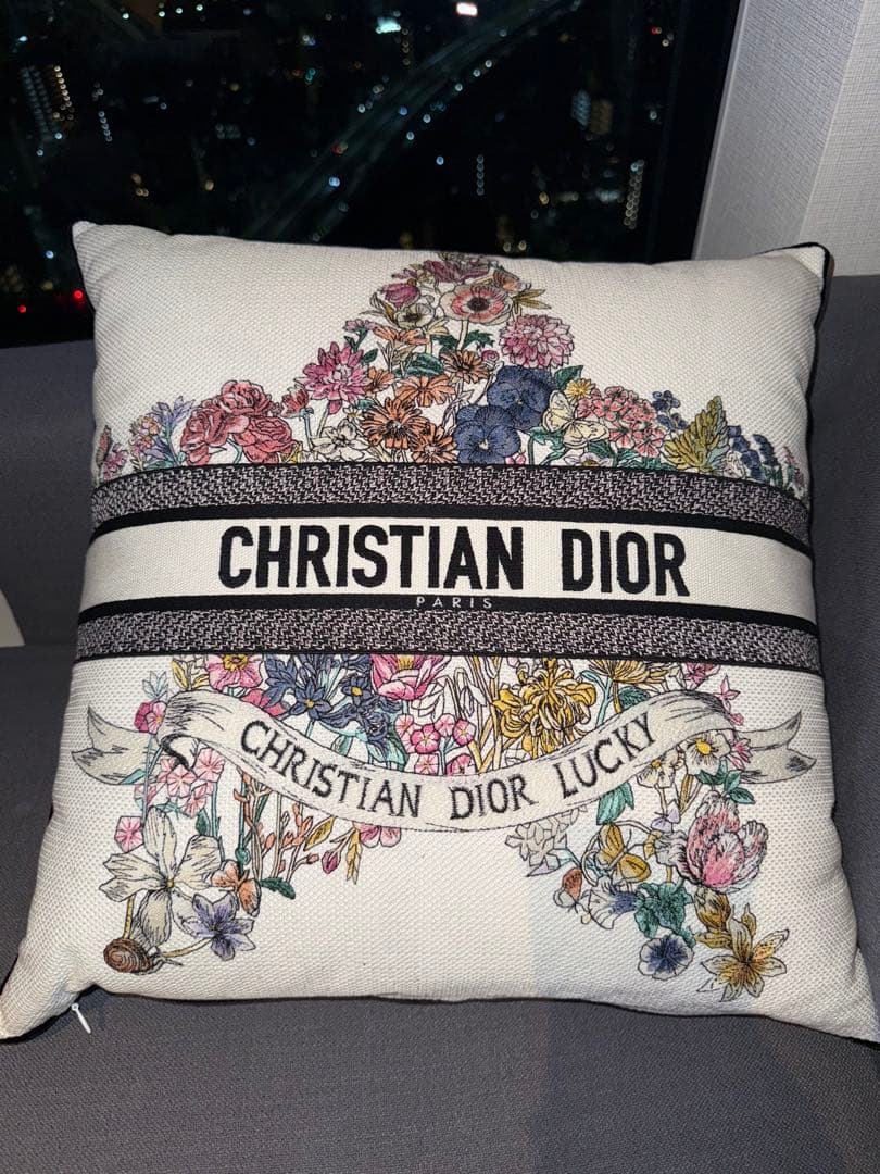 CHRISTIAN DIOR フラワー柄クッションカバー　定価25万円ほど