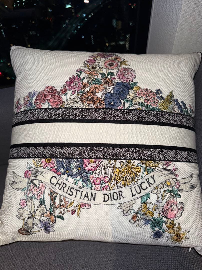 CHRISTIAN DIOR フラワー柄クッションカバー　定価25万円ほど