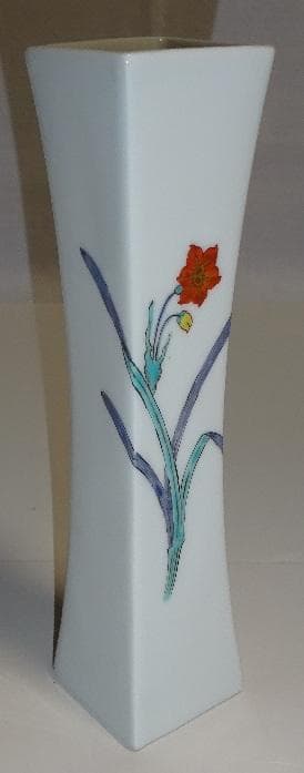 花の絵柄の白い花瓶