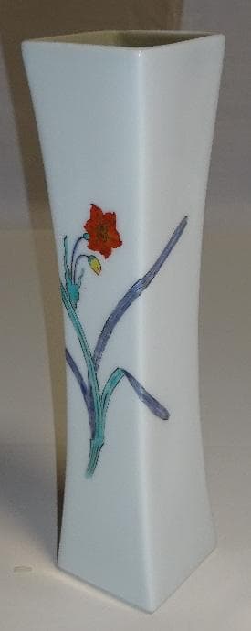 花の絵柄の白い花瓶