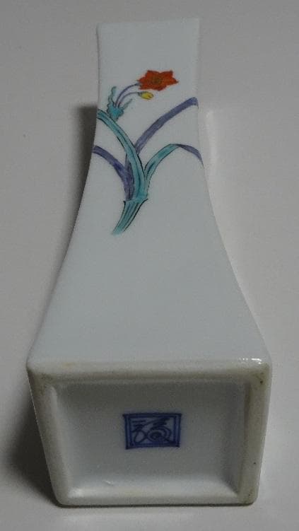 花の絵柄の白い花瓶