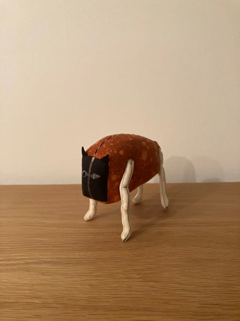 若手アーティストの動物モチーフのオブジェ