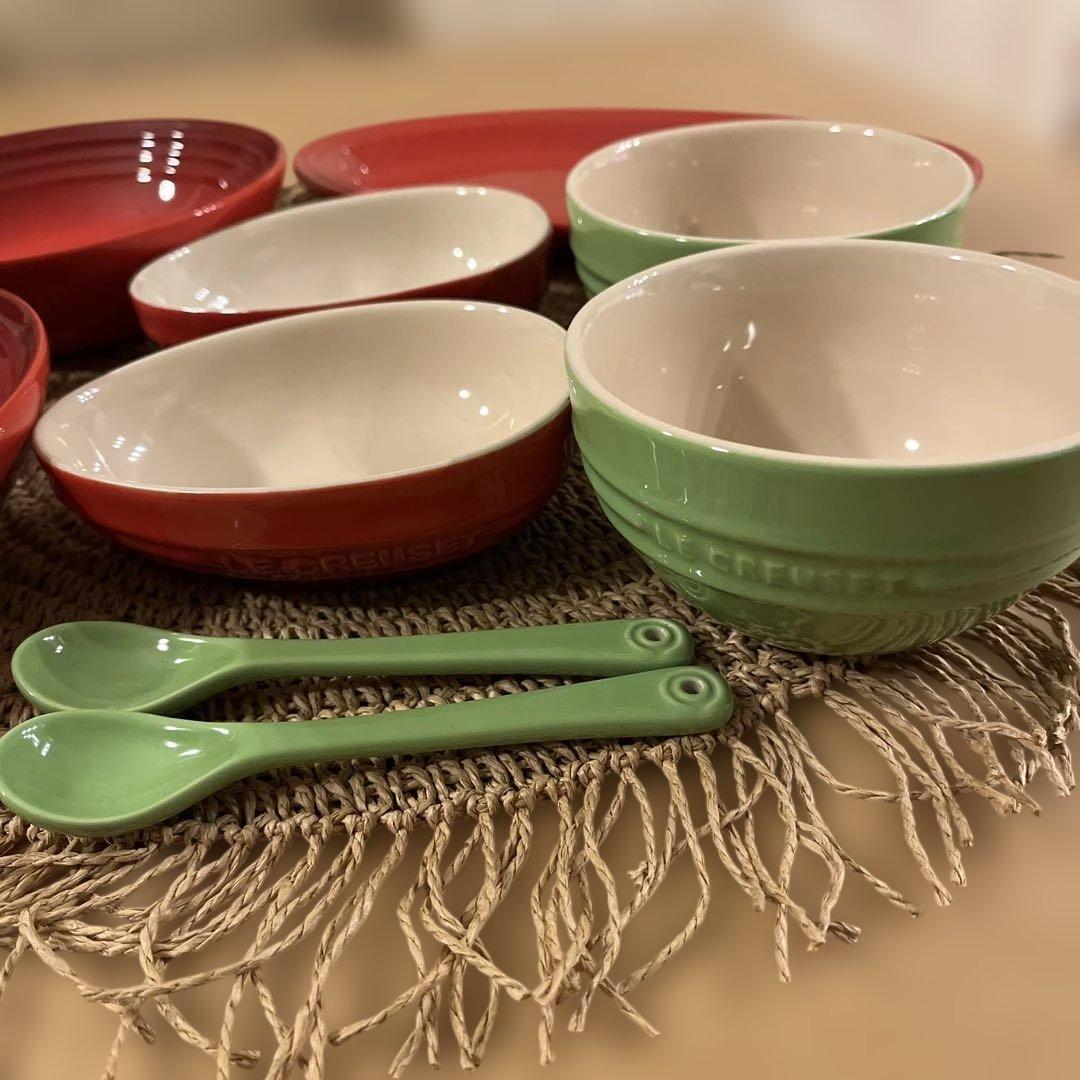 タイムセール❗️ル・クルーゼ赤と緑の食器セット7点・スプーン付き
