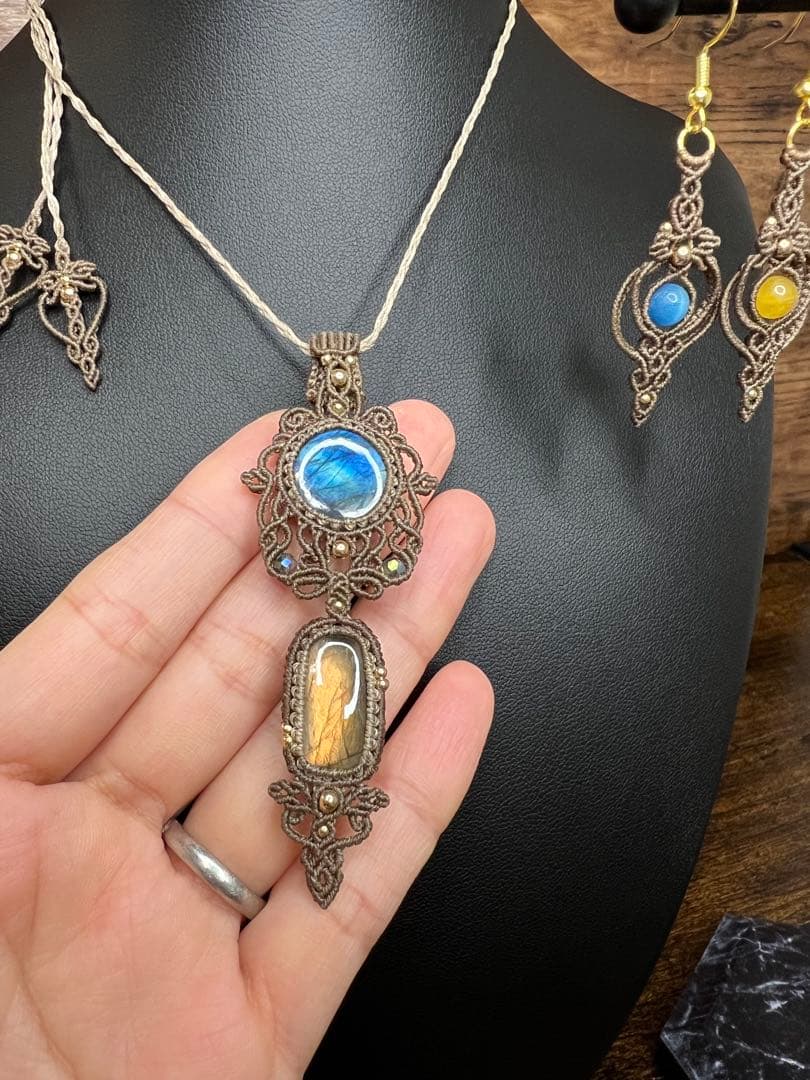 ブルー × ゴールドシラー ラブラドライト マクラメジュエリー｜天然石ネックレス