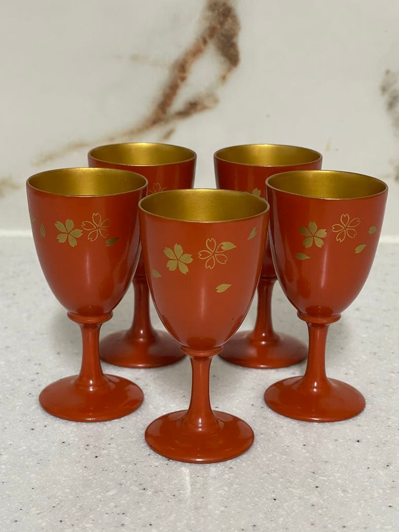 桜模様　朱色の酒器5個セット　高さ約7.7㎝、重さ14gの極小品　木製　漆塗、桜