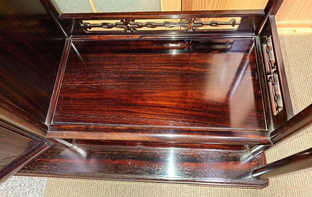【美品】天然木 茶棚 黒檀 箪笥 唐木家具 違い棚 総無垢 唐草透彫 高級飾り棚