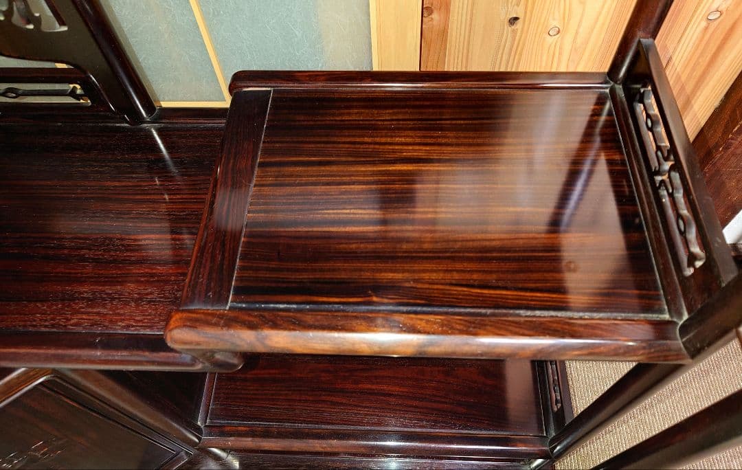 【美品】天然木 茶棚 黒檀 箪笥 唐木家具 違い棚 総無垢 唐草透彫 高級飾り棚