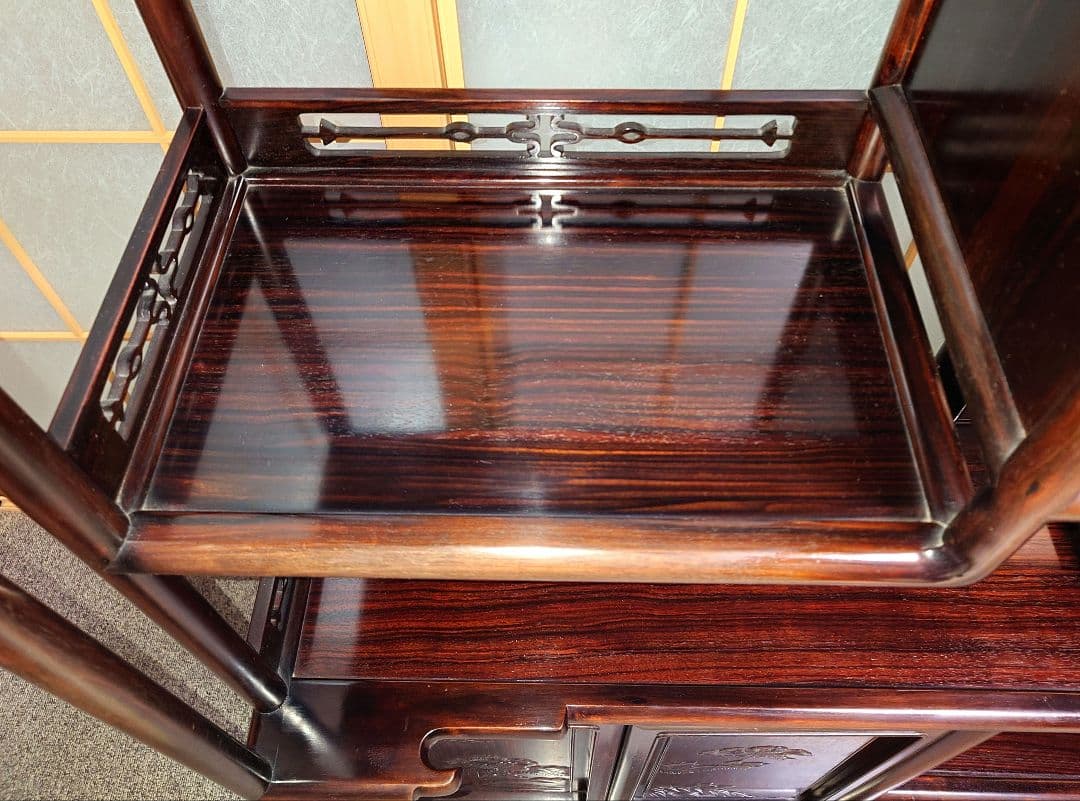 【美品】天然木 茶棚 黒檀 箪笥 唐木家具 違い棚 総無垢 唐草透彫 高級飾り棚