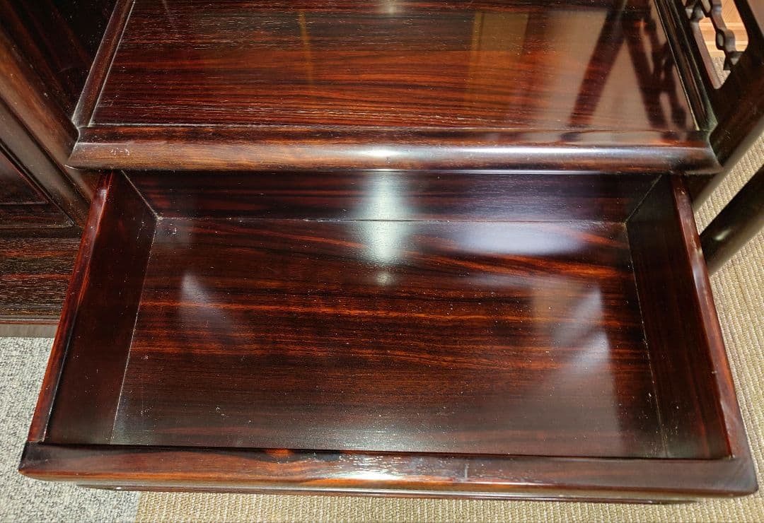 【美品】天然木 茶棚 黒檀 箪笥 唐木家具 違い棚 総無垢 唐草透彫 高級飾り棚