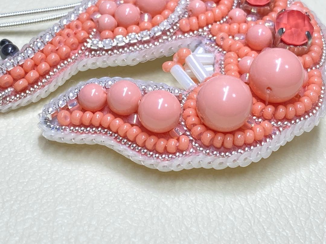 赤エビ　ビーズ刺繍ブローチNO.3