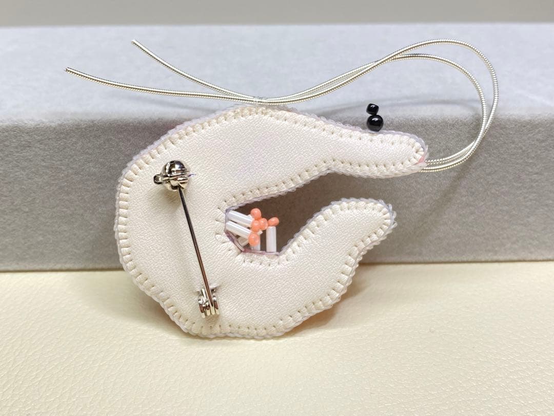 赤エビ　ビーズ刺繍ブローチNO.3
