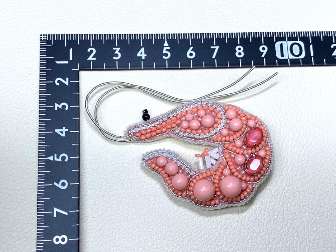 赤エビ　ビーズ刺繍ブローチNO.3