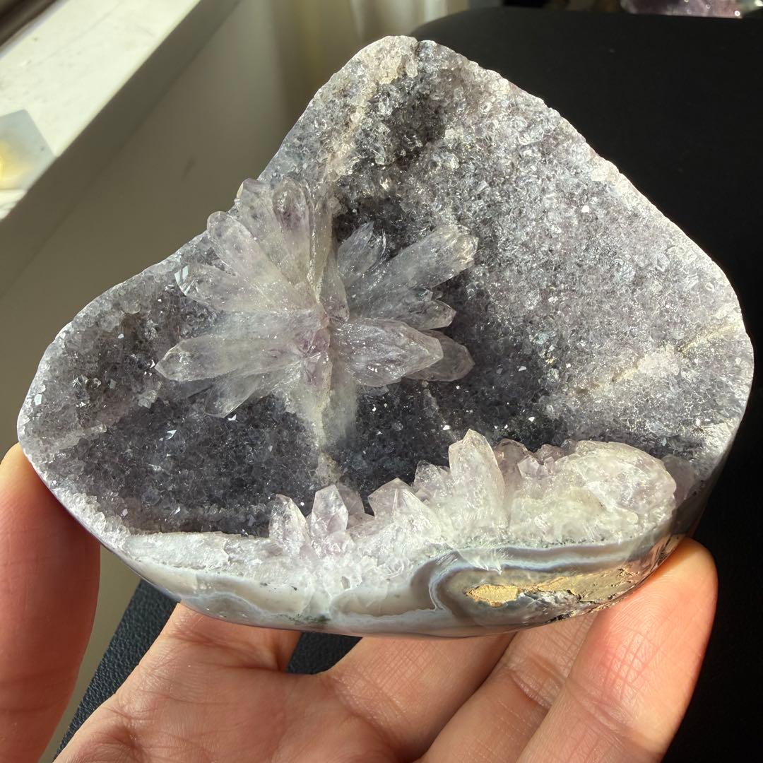 ブラジル産❣️天然石アメジストのお花型原石　置物　鉱物NO.022103