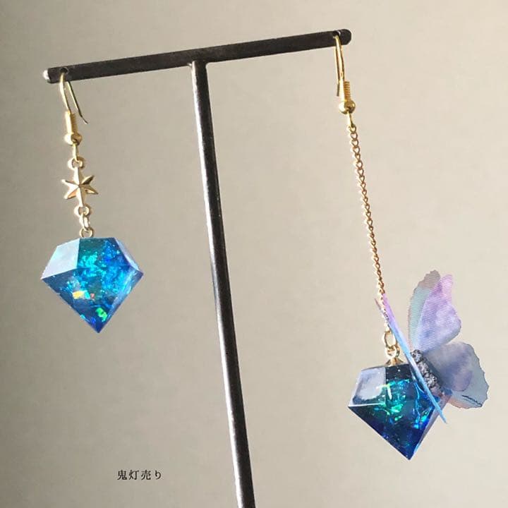 ダイヤモンドの国の蝶々。 シフォン蝶とオーロラのようなレジン鉱石 宇宙 ピアス