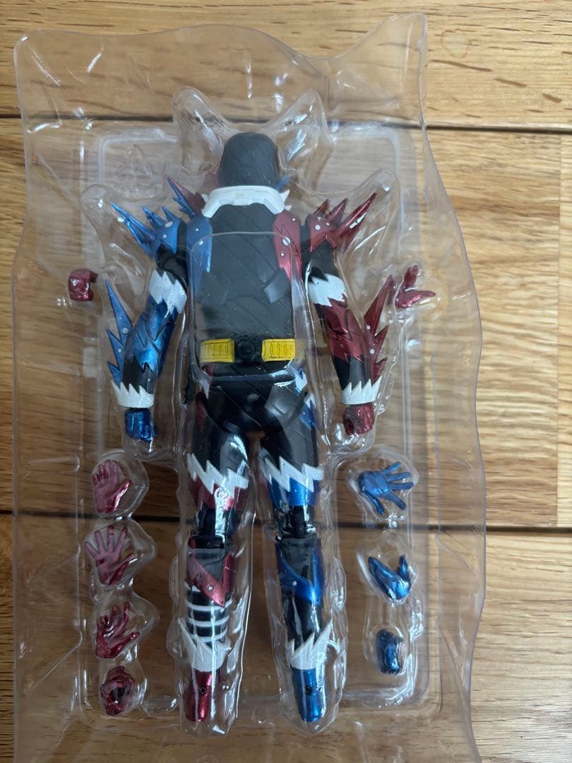 S.H.フィギュアーツ仮面ライダービルド　ラビットタンクスパークリングフォーム