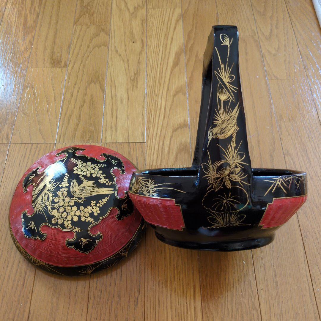 伝統的な赤黒漆塗り