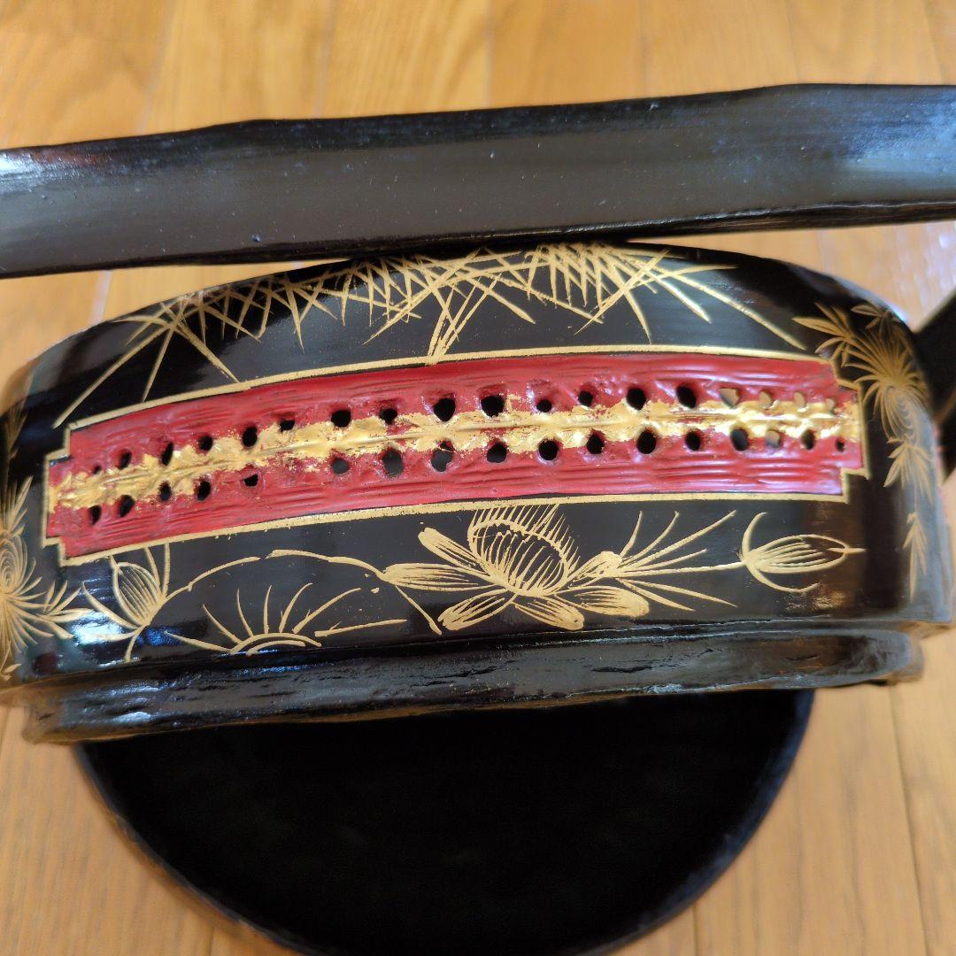 伝統的な赤黒漆塗り