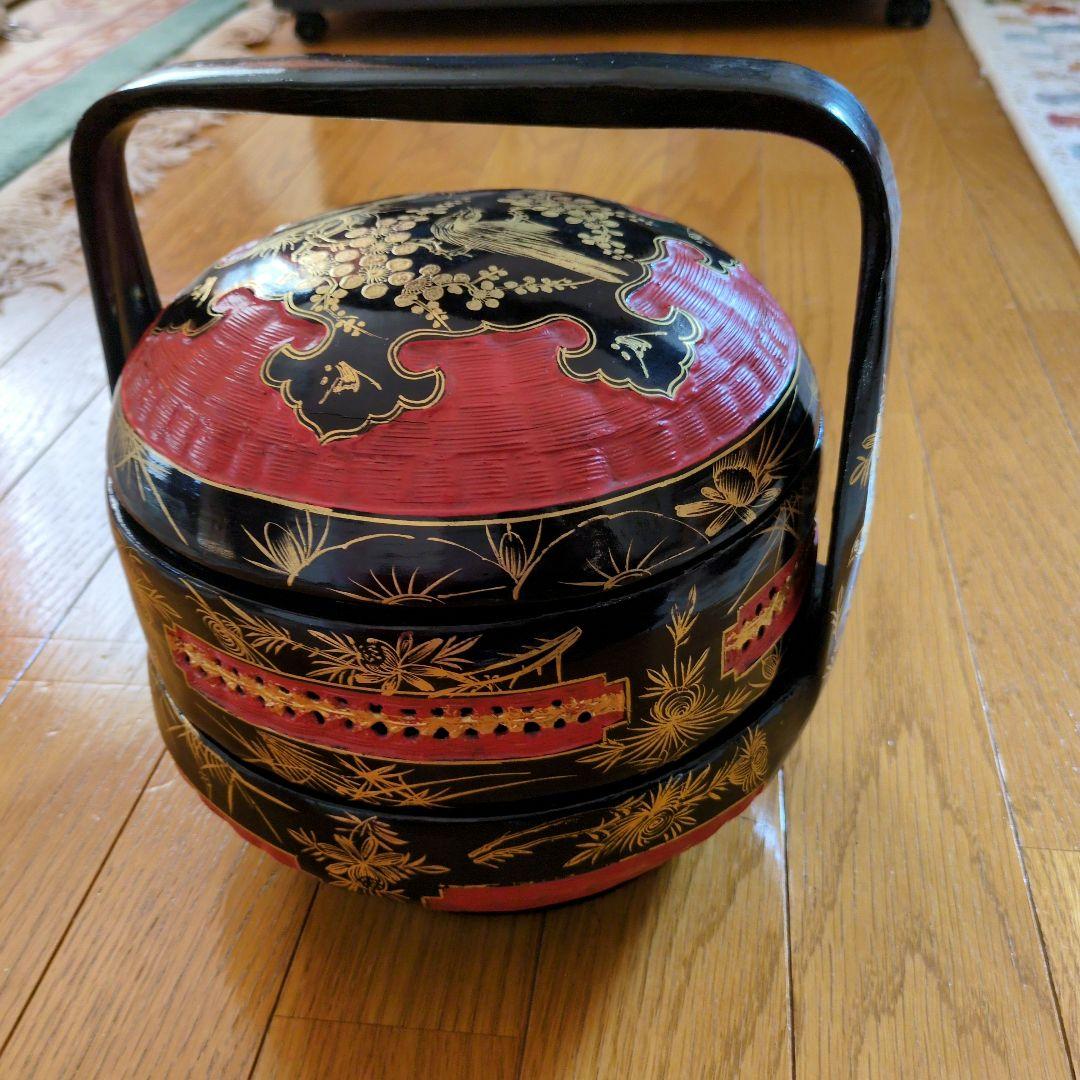 伝統的な赤黒漆塗り