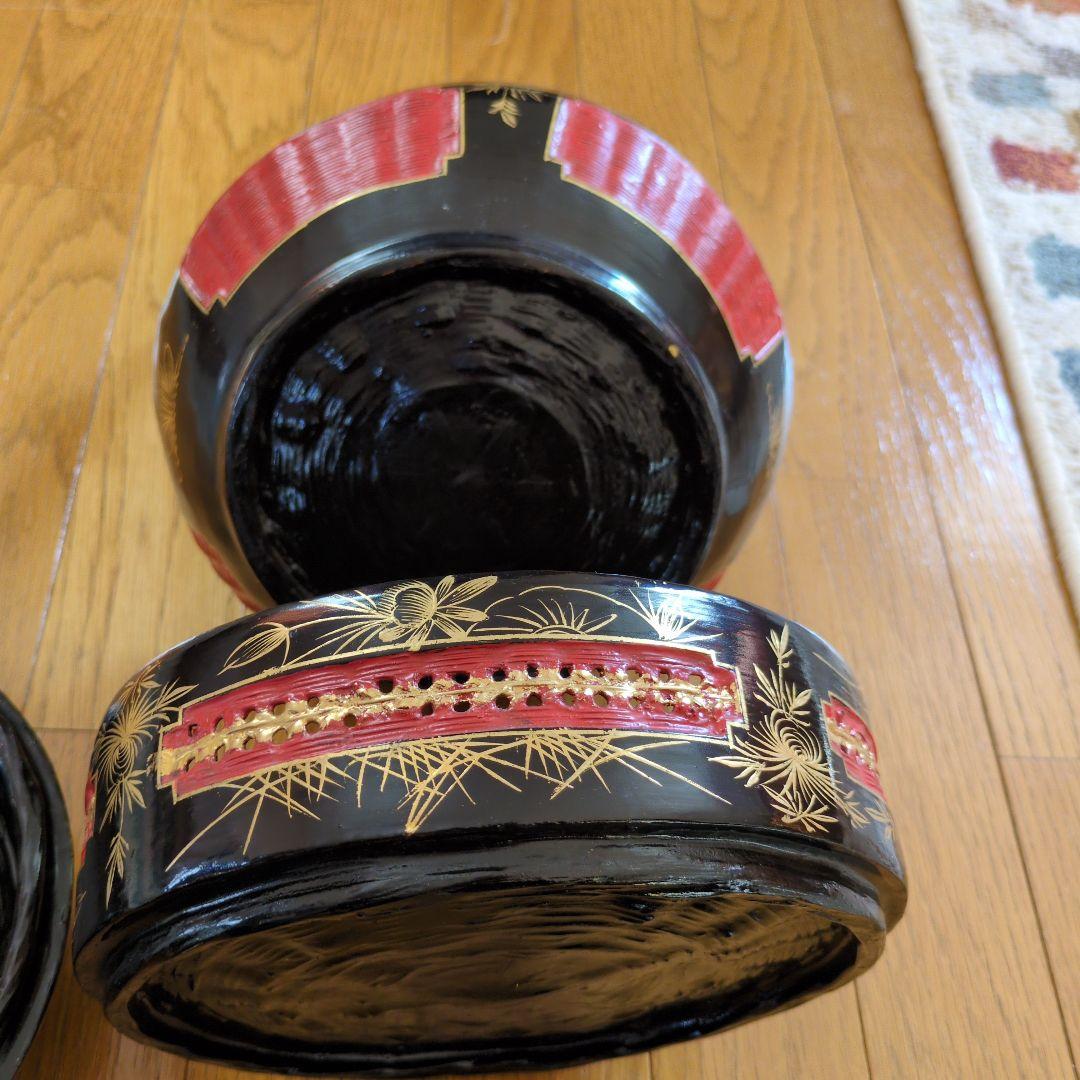 伝統的な赤黒漆塗り