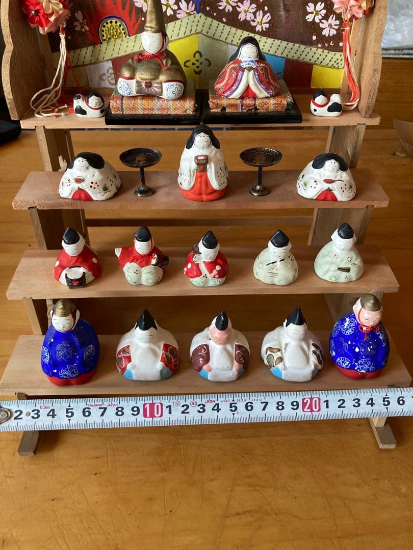 アンティーク　古い小さい土雛　15体と犬筥　雛壇